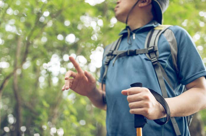 登山中の男性