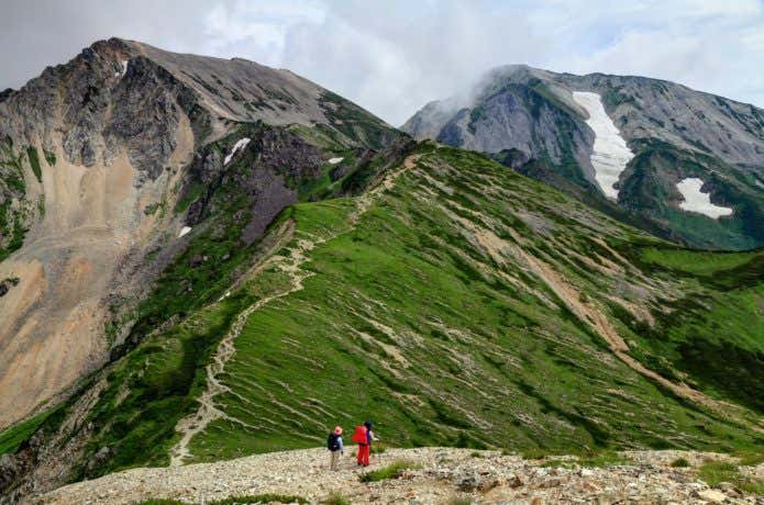 白馬稜線を行く登山者と杓子岳・白馬鑓