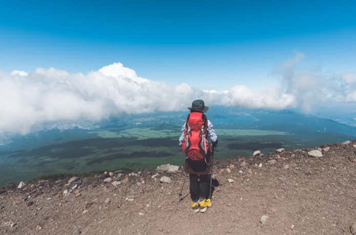 富士登山をする女性