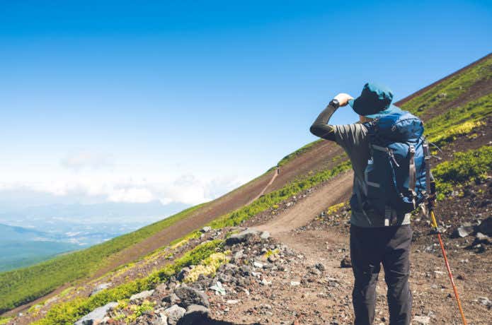 登山中の男性