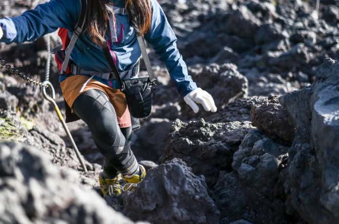 登山中の女性