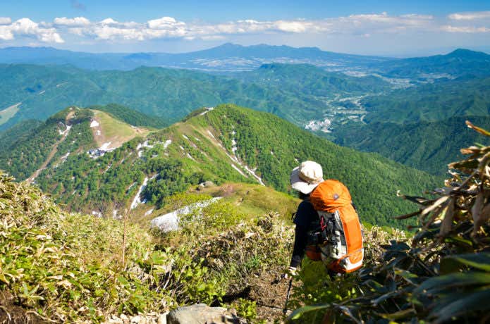 登山を楽しむ人