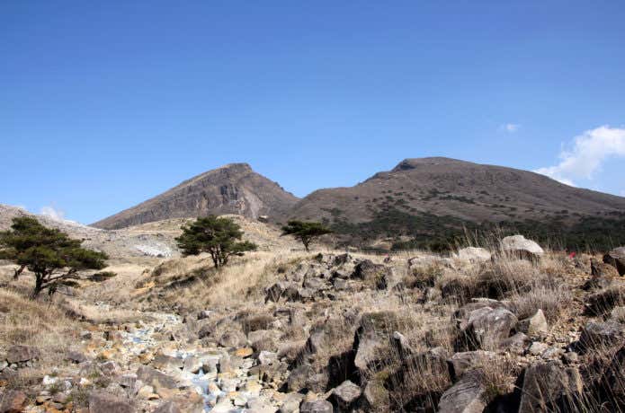 硫黄山のゴツゴツした登山道