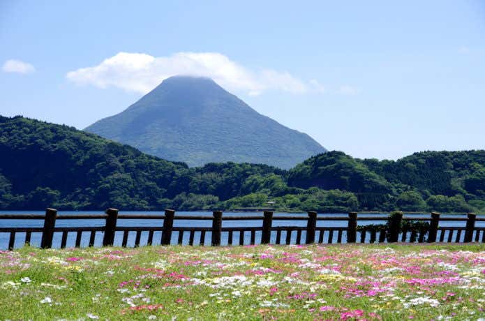 池田湖から見た開聞岳