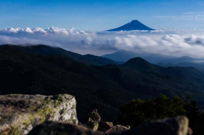 瑞牆山から金峰山、甲武信ヶ岳縦走途中で見える富士山