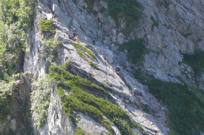 不帰キレットを登る登山者