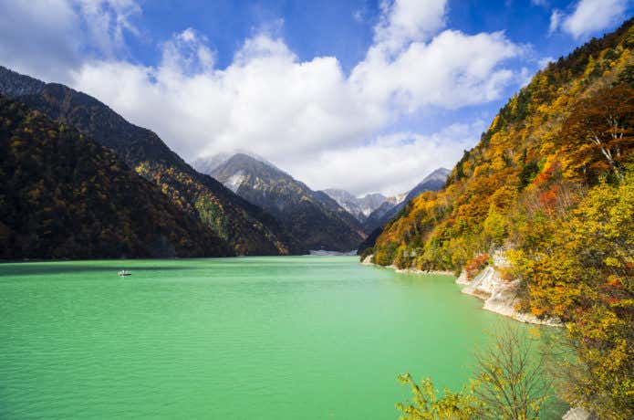 長野県の高瀬渓谷の紅葉