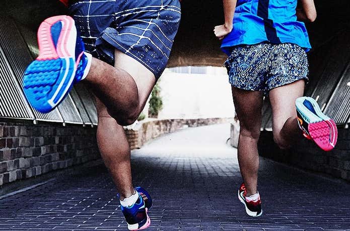 ナイキのランニングシューズで走っている人