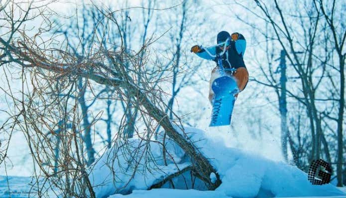 スノースクートでジャンプを決める男性