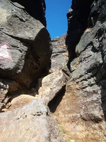 安達太良山登山中の胎内くぐり岩