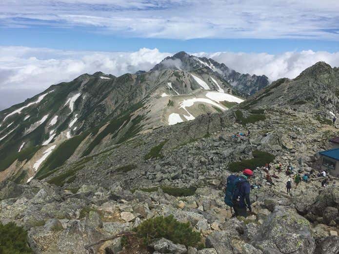 登山する人