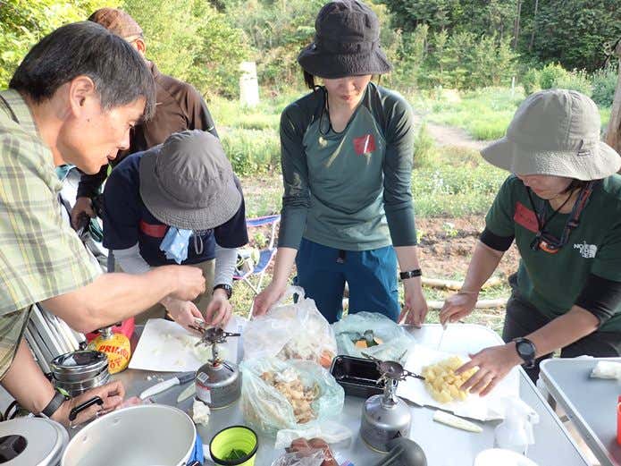 調理を楽しむ人々