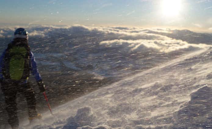ファイントラックのレインウェアを着用して登山