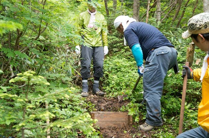 乗鞍岳の新登山道を整備する人