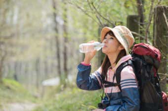 登山中に水を飲む女性