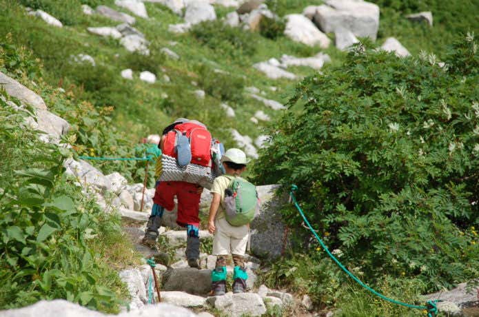 親子で登山している画像