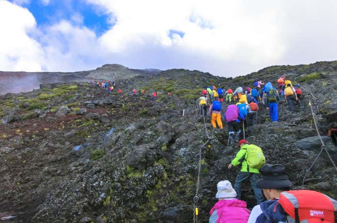 富士山を登山している人々