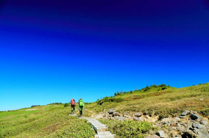 苗場山を行く登山者