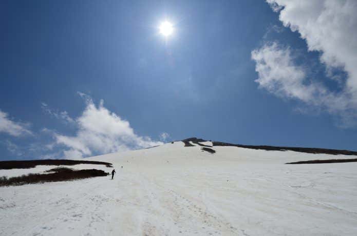 鳥海山北東斜面をスキーする人