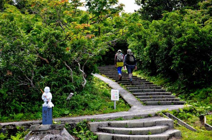 鳥海山登山口を歩く人