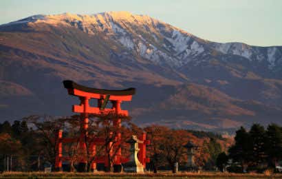 月山と湯殿山神社の鳥居