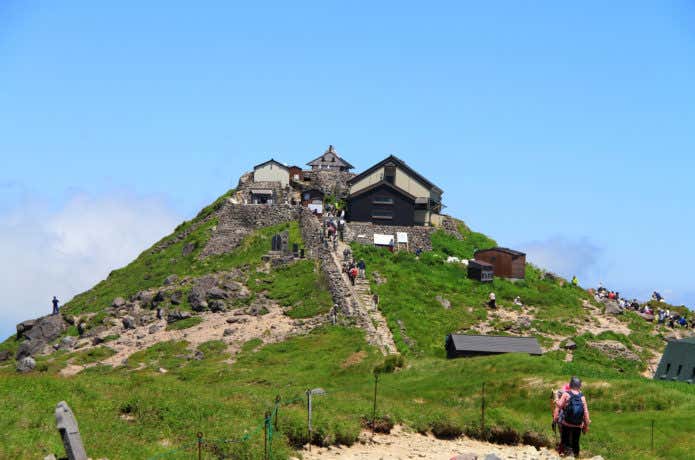 月山山頂の月山神社と登山者