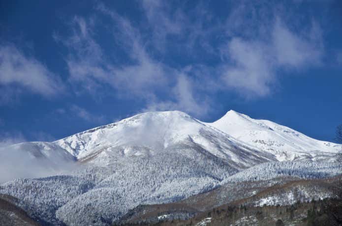 雪を被った乗鞍岳の姿