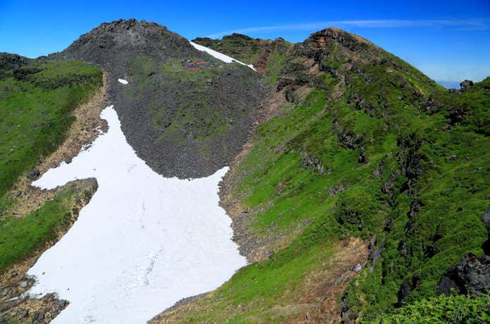 鳥海山　外輪山から望む雪渓・山頂