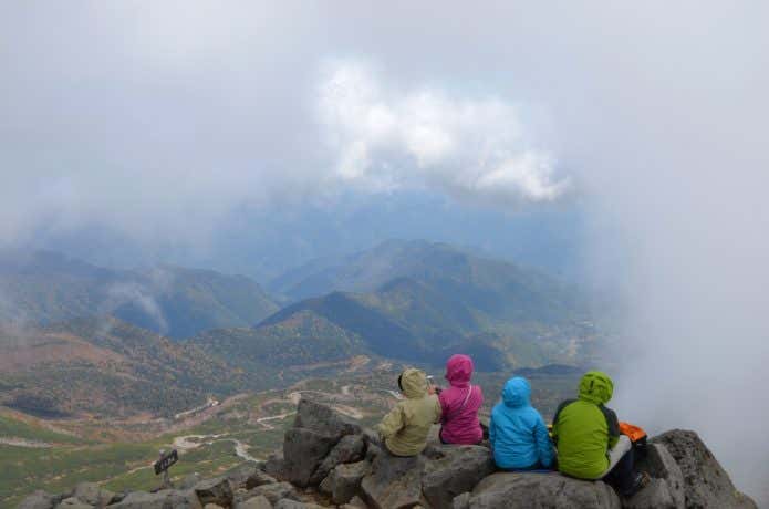 乗鞍岳山頂で絶景を楽しむ人たち
