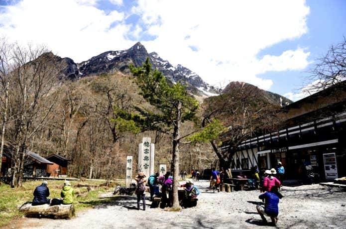 明神館前にて明神岳と前穂高岳