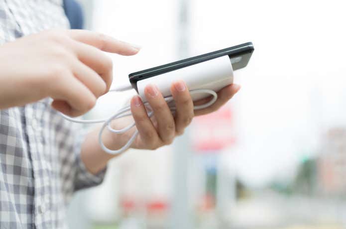 モバイルバッテリーを充電しながら使っている画像