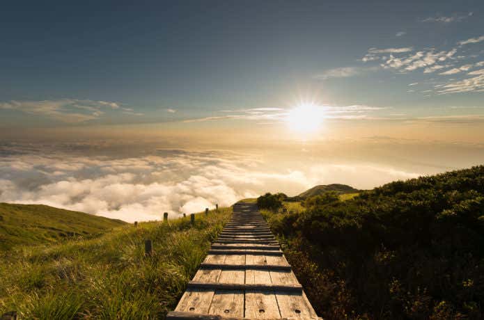 大山の登山道から見る夕日