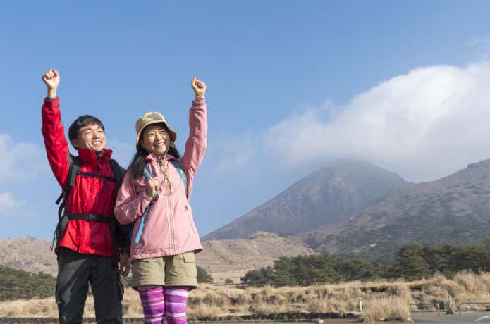 元気に登山に向かう男女