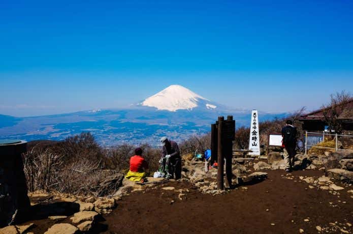 金時山に登っている人