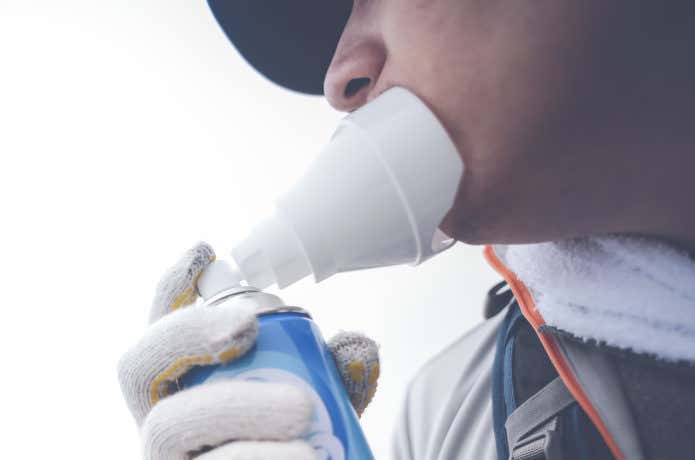 高山病で酸素吸入をしている人