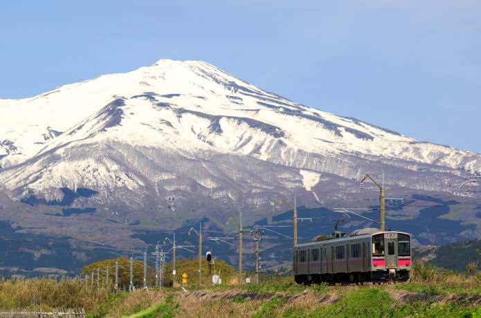 鳥海山と電車