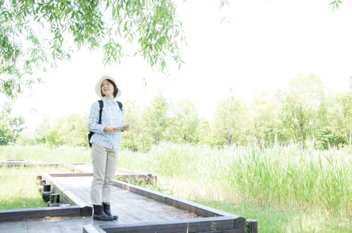 ハイキングしている女性