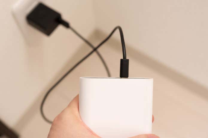 モバイルバッテリーを充電している画像