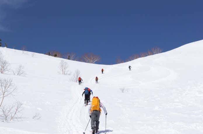 乗鞍高原～剣ヶ峰コース上の雪上風景と登る人の姿