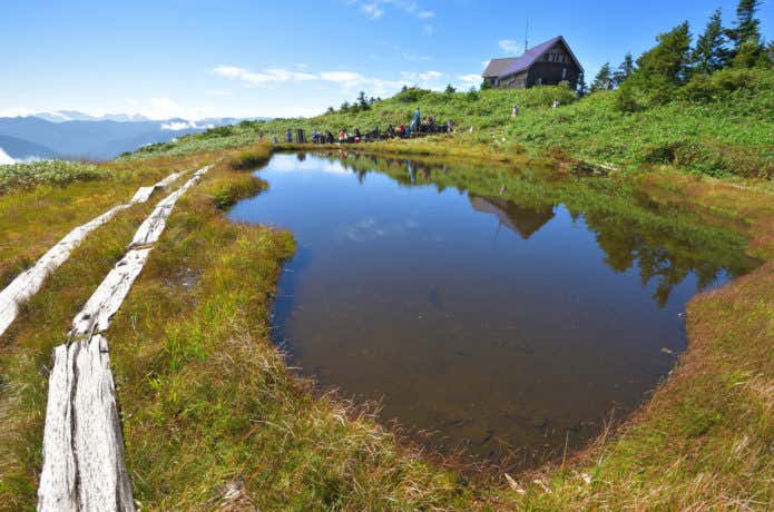 会津駒ケ岳、池塘と駒の小屋