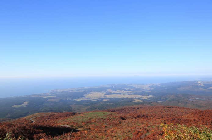鳥海ブルーラインの紅葉と日本海