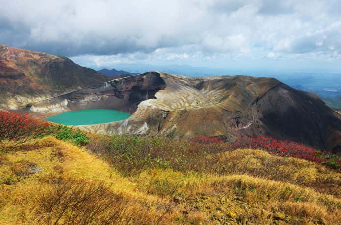 御釜と紅葉 熊野岳・御釜への登山