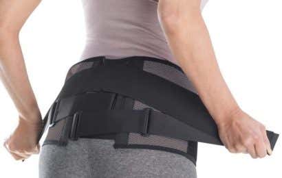 腰痛ベルトを着用している画像