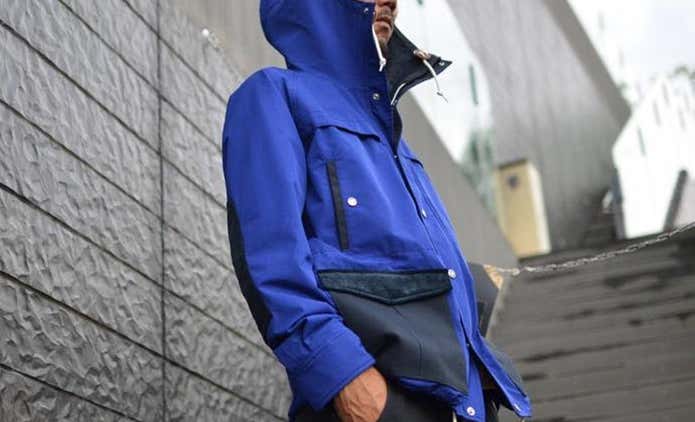ノースフェイスのパーカーを着ている男性