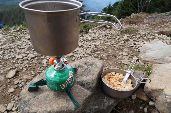 山登りで山ごはんを作っている様子