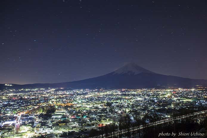 星空と富士山の夜景