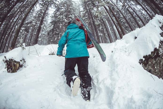 スキーをかついで山を登る人