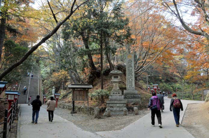 高尾山登山をしている人々 男坂と女坂の分岐
