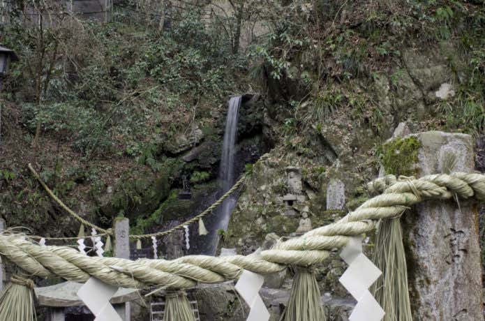 混雑する高尾山のびわ滝