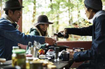ノンアルコールワインを飲む人たち